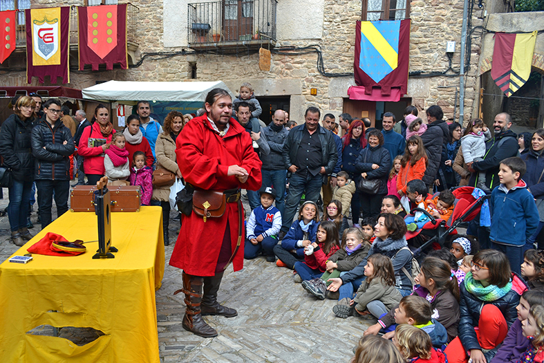 ActuaciÃ³ de mÃ gia a la plaÃ§a Major del Poble Vell durant la 14a Fira Medieval d'Oficis de SÃºria - Novembre de 2015.