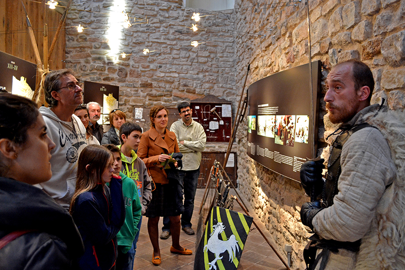 Visita guiada a l'exposiciÃ³ d'armes i estris quirÃºrgics medievals al centre d'interpretaciÃ³ del Castell, dins de la 14a Fira Medieval d'Oficis de SÃºria - Novembre de 2015.