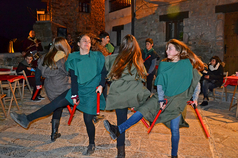 ActuaciÃ³ dels Bastoners de SÃºria a la Bateria del Poble Vell, dins de la 14a Fira Medieval d'Oficis de SÃºria - Novembre de 2015.