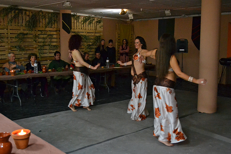 ActuaciÃ³ de dansa oriental durant el sopar medieval celebrat a l'Hostal del Casinet, dins de la 14a Fira Medieval d'Oficis de SÃºria - Novembre de 2015.