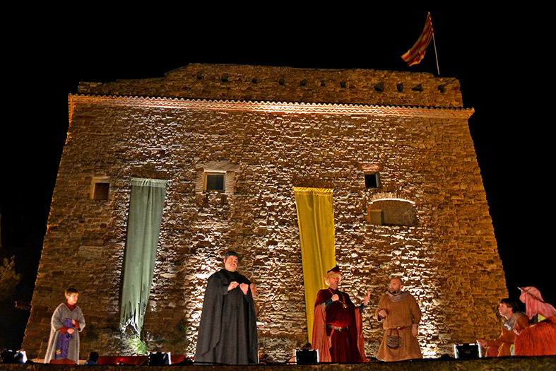 RepresentaciÃ³ de l'espectacle 'Salats!' a l'Era del Castell, dins de la 14a Fira Medieval d'Oficis de SÃºria - Novembre de 2015.