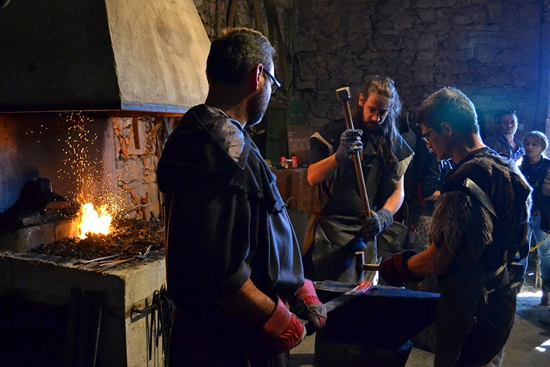 Treball a la ferreria de l'Era del Castell, dins de la 14a Fira Medieval d'Oficis de SÃºria - Novembre de 2015.