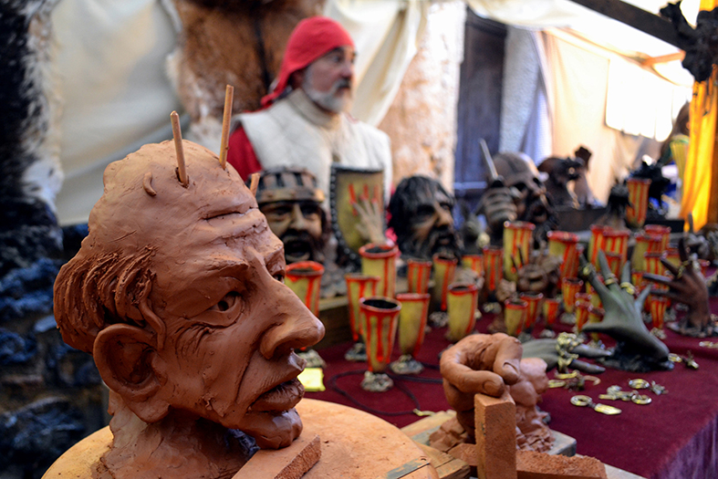 Parada d'un dels artesans participants en la 14a Fira Medieval d'Oficis de SÃºria - Novembre de 2015.