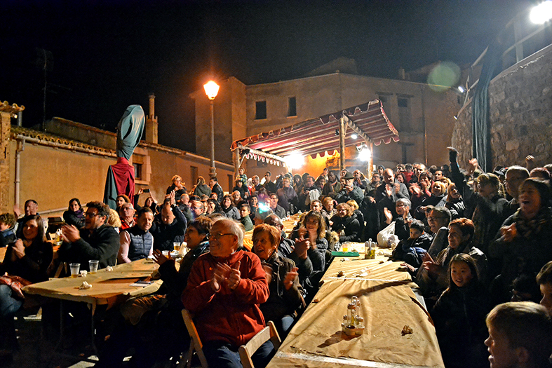 El pÃºblic aplaudeix l'actuaciÃ³ dels Berros de la Cort a la Taverna dels GalÃ pets, dins de la 14a Fira Medieval d'Oficis de SÃºria - Novembre de 2015.