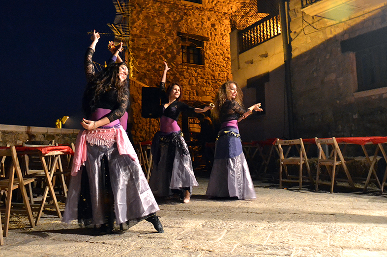Danses orientals a la Bateria del Poble Vell, dins de la 14a Fira Medieval d'Oficis de SÃºria - Novembre de 2015.