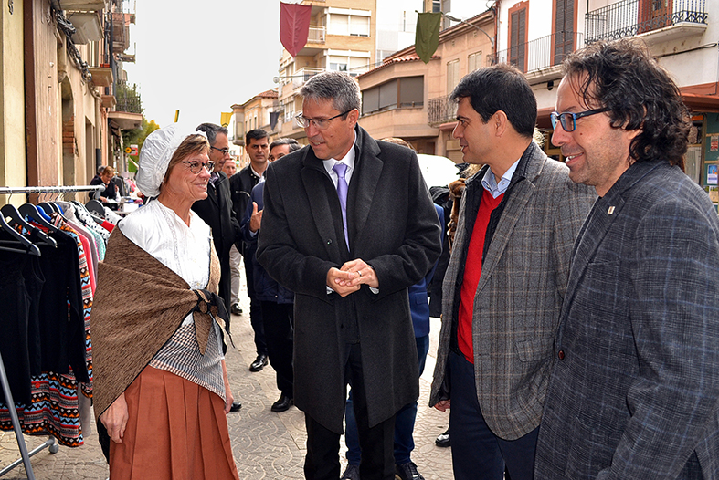 El vicepresident de la DiputaciÃ³ i alcalde d'Igualada, Marc Castells, l'alcalde Josep Maria Canudas i el president comarcal, AgustÃ­ Comas, parlen amb una comerciant en el recorregut institucional de la 15a Fira Medieval d'Oficis - Novembre de 2016.