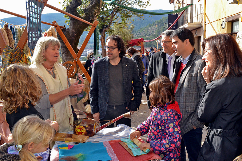 El vicepresident de la DiputaciÃ³ i alcalde d'Igualada, Marc Castells, l'alcalde Josep Maria Canudas, el president del Consell Comarcal del Bages, AgustÃ­ Comas, i altres autoritats, en un taller de la 15a Fira Medieval d'Oficis - Novembre de 2016.