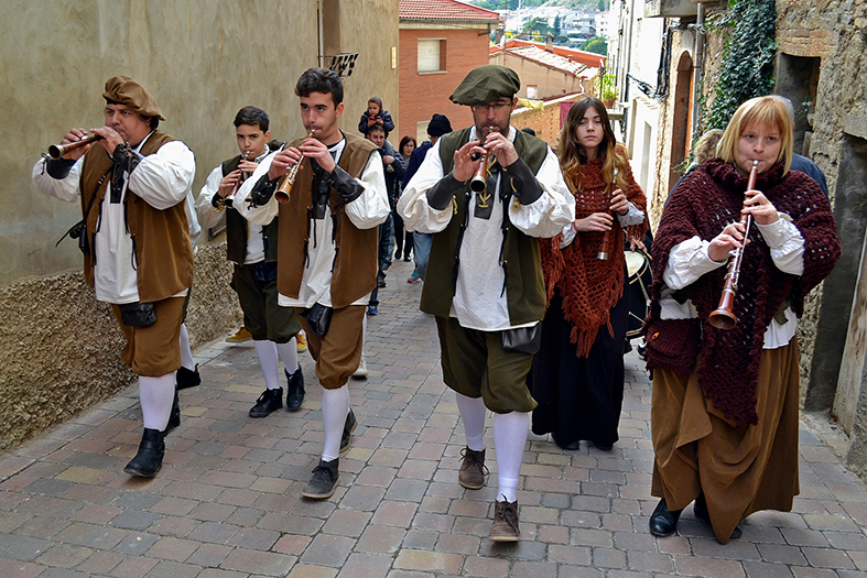 Els Grallers del Poble Vell encapÃ§alen el seguici d'autoritats en l'inici de la 15a Fira Medieval d'Oficis de SÃºria - Novembre de 2016.