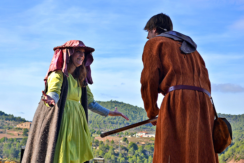 Escena de la primera representaciÃ³ de 'Salats!' a l'Era del Castell del Poble Vell, dins de la 15a Fira Medieval d'Oficis de SÃºria - Novembre de 2016.