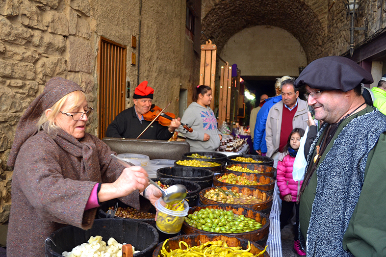 Parada de la 15a Fira Medieval d'Oficis, al carrer de la Mura del Poble Vell - Novembre de 2016.