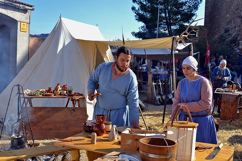 Personatges del campament de l'Era del Castell del Poble Vell, dins de la 15a Fira Medieval d'Oficis de SÃºria - Novembre de 2016.