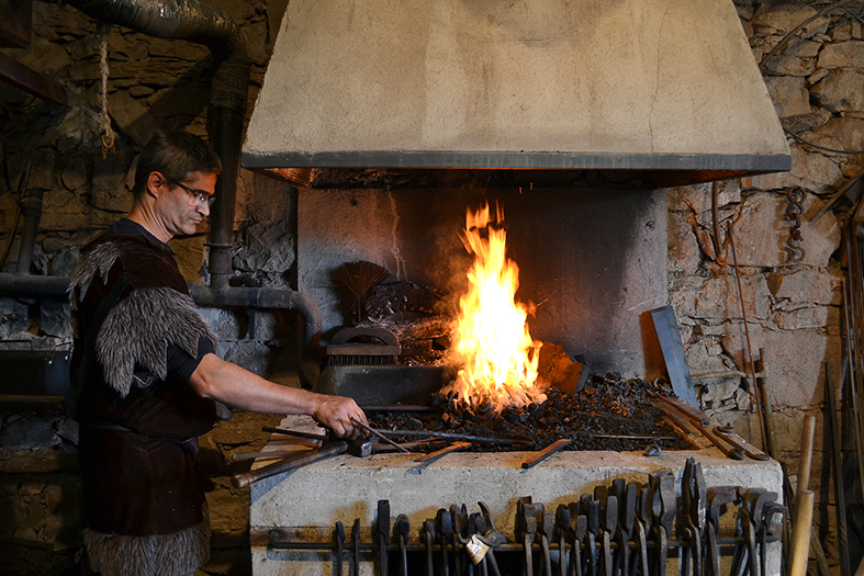 Activitat a la ferreria de l'Era del Castell del Poble Vell, dins de la 15a Fira Medieval d'Oficis de SÃºria - Novembre de 2016.