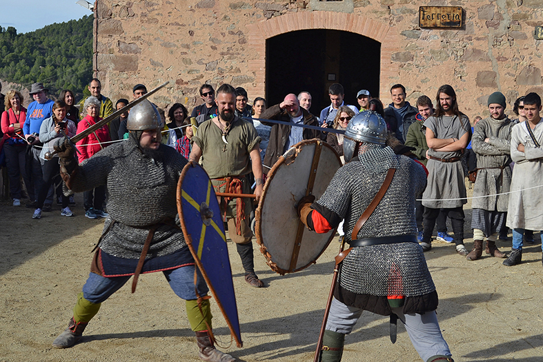 Combat medieval a l'Era del Castell del Poble Vell,dins de la 15a Fira Medieval d'Oficis de SÃºria - Novembre de 2016.