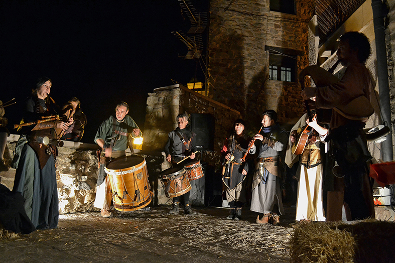 ActuaciÃ³ dels Berros de la Cort a la Taverna de la Mura, dins de la 15a Fira Medieval d'Oficis de SÃºria - Novembre de 2016.
