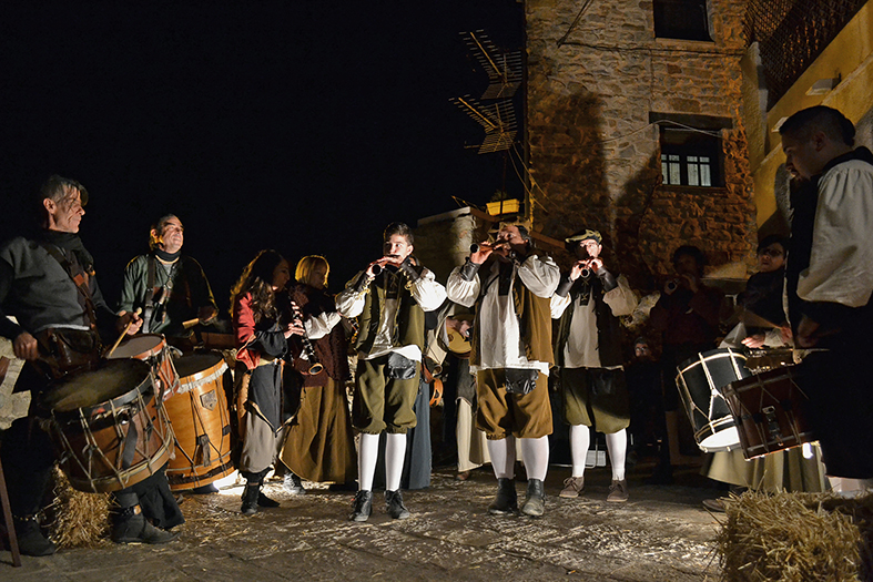 ActuaciÃ³ conjunta dels Berros de la Cort i dels Grallers del Poble Vell a la Taverna de la Mura, dins de la 15a Fira Medieval d'Oficis de SÃºria - Novembre de 2016.