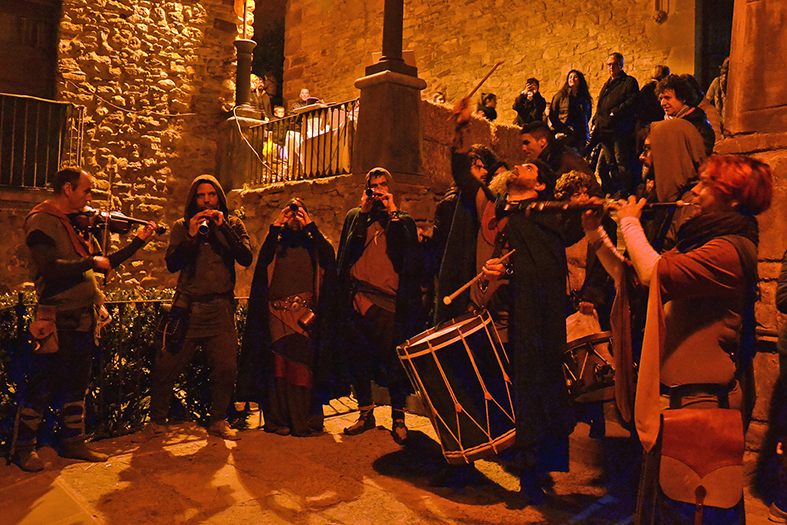 ActuaciÃ³ de L'Os Pedrer al carrer Major del Poble Vell, dins de la 15a Fira Medieval d'Oficis de SÃºria - Novembre de 2016.