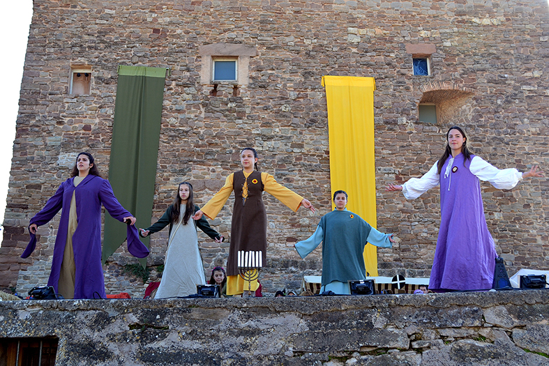 Dansa del Colâ€¢lectiu Jueus de l'Aixada a l'Era del Castell, dins de la 15a Fira Medieval d'Oficis de SÃºria - Novembre de 2016.