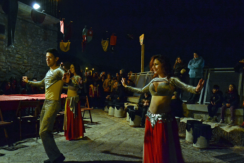 Danses orientals a La Bateria de la Mura, dins de la 15a Fira Medieval d'Oficis de SÃºria - Novembre de 2016.