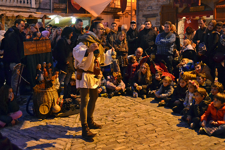 Titellaire a la plaÃ§a Major del Poble Vell, dins de la 15a Fira Medieval d'Oficis de SÃºria - Novembre de 2016.