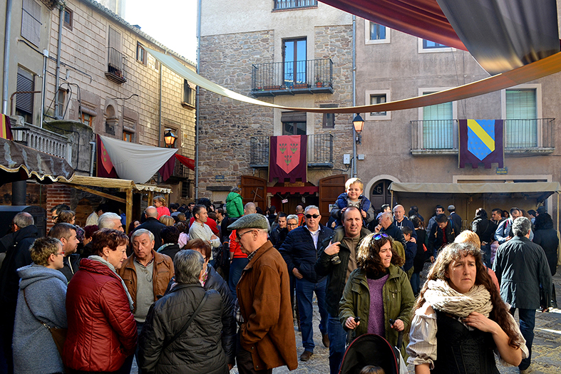Visitants de la 15a Fira Medieval d'Oficis de SÃºria a la plaÃ§a Major del Poble Vell - Novembre de 2016.