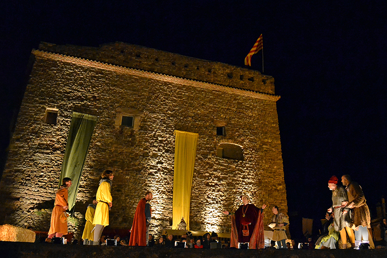 RepresentaciÃ³ nocturna de l'espectacle 'Salats!' a l'Era del Castell, dins de la 15a Fira Medieval d'Oficis de SÃºria - Novembre de 2016.