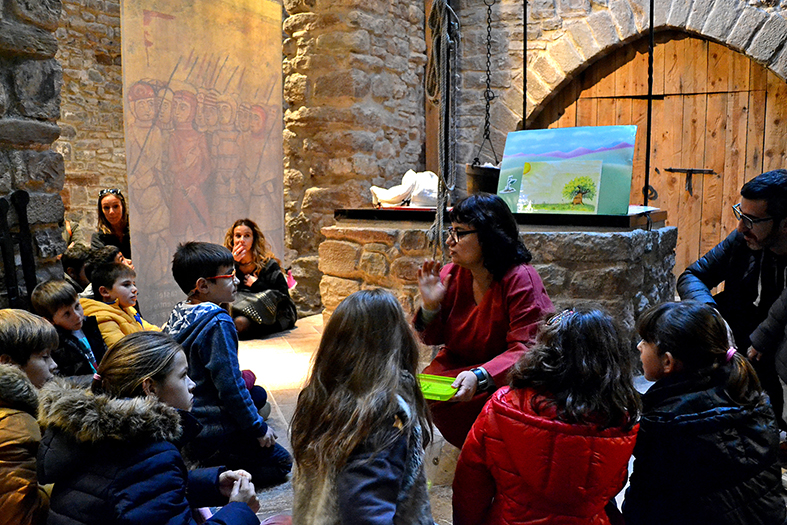 Conta-contes al Centre d'InterpretaciÃ³ del Castell, dins de la 15a Fira Medieval d'Oficis de SÃºria - Novembre de 2016.
