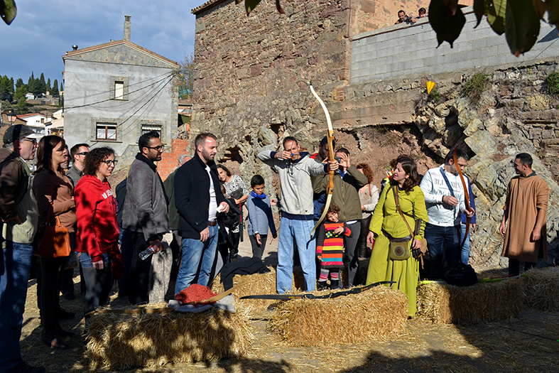 Taller de tir amb arc, dins de la 15a Fira Medieval d'Oficis de SÃºria - Novembre de 2016.