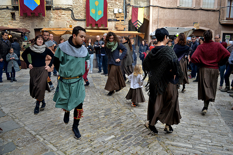 Ball de Cascavells a la plaÃ§a Major del Poble Vell, dins de la 15a Fira Medieval d'Oficis de SÃºria - Novembre de 2016.