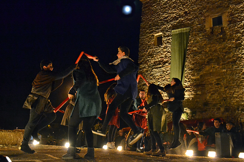 Ball de Bastons a l'Era del Castell, dins de la 15a Fira Medieval d'Oficis de SÃºria - Novembre de 2016.
