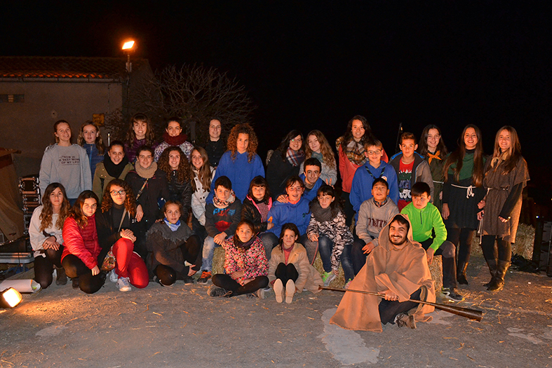 Foto de grup dels participants en la gimcana nocturna jove de la 15a Fira Medieval d'Oficis de SÃºria - Novembre de 2016.