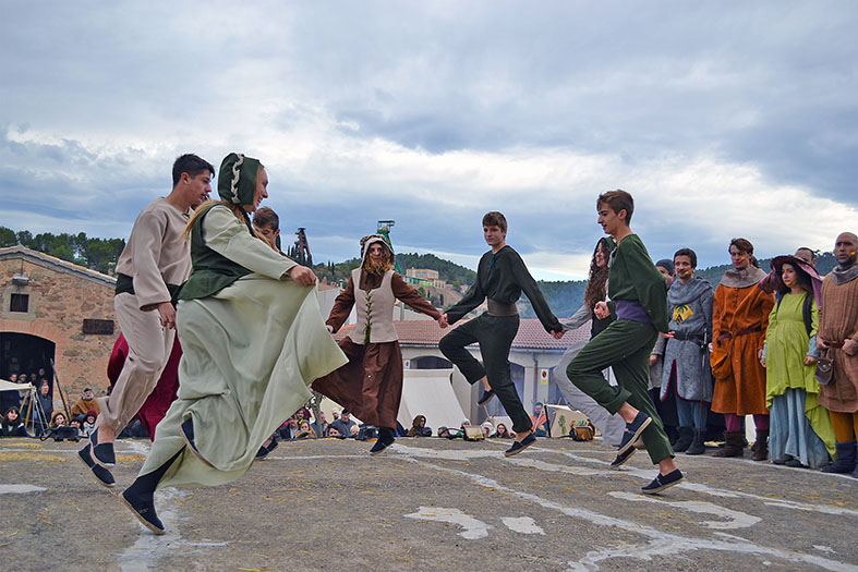 Dansa final de l'espectacle teatral 'Salats!' a l'Era del Castell, durant la 16a Fira Medieval d'Oficis al Poble Vell de SÃºria - Novembre de 2017.