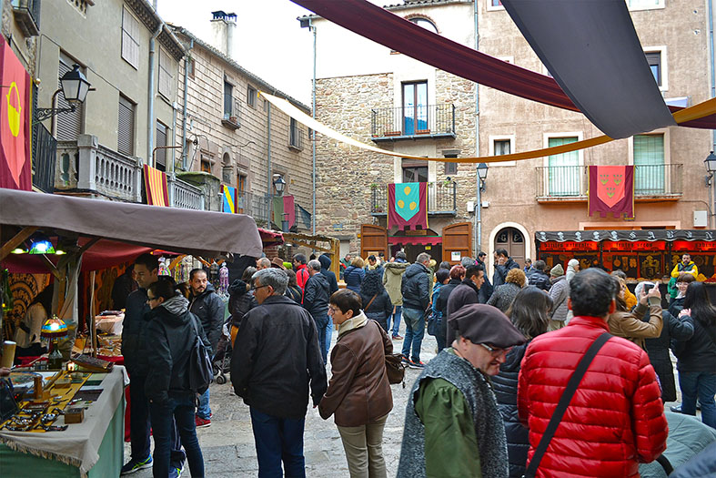 Ambient a la plaÃ§a Major durant les primeres hores de la 16a Fira Medieval d'Oficis al Poble Vell de SÃºria - Novembre de 2017.
