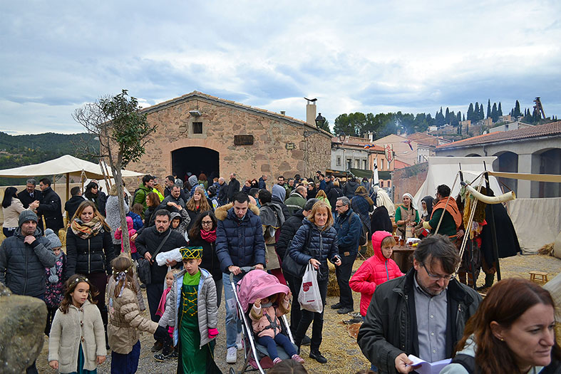 Ambient a l'Era del Castell durant les primeres hores de la 16a Fira Medieval d'Oficis al Poble Vell de SÃºria - Novembre de 2017.