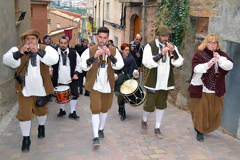 Els Grallers del Poble Vell obren la passejada institucional d'obertura de la 16a Fira Medieval d'Oficis al Poble Vell de SÃºria - Novembre de 2017.