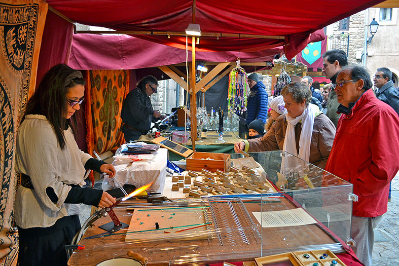 Artesans de la 16a Fira Medieval d'Oficis al Poble Vell de SÃºria - Novembre de 2017.