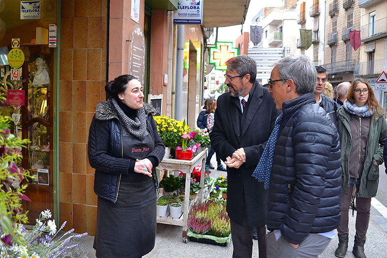 Els alcaldes de SÃºria, Josep Maria Canudas, i de Sant Joan de Vilatorrada, Gil Ariso, parlen amb una botiguera del centre urbÃ  durant la passejada institucional d'obertura de la 16a Fira Medieval d'Oficis de SÃºria - Novembre de 2017.