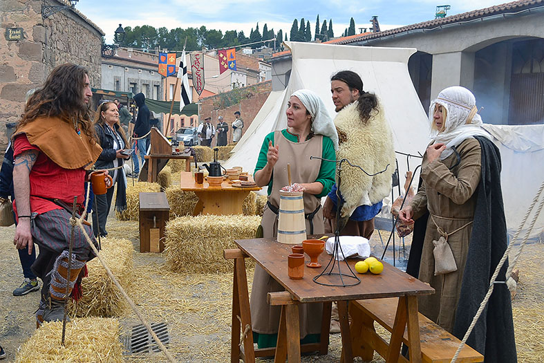 Personatges de la 16a Fira Medieval d'Oficis al Poble Vell de SÃºria, a l'Era del Castell - Novembre de 2017.