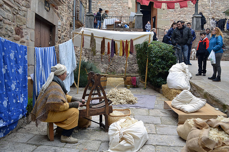 Artesana de la 16a Fira Medieval d'Oficis al Poble Vell de SÃºria - Novembre de 2017.
