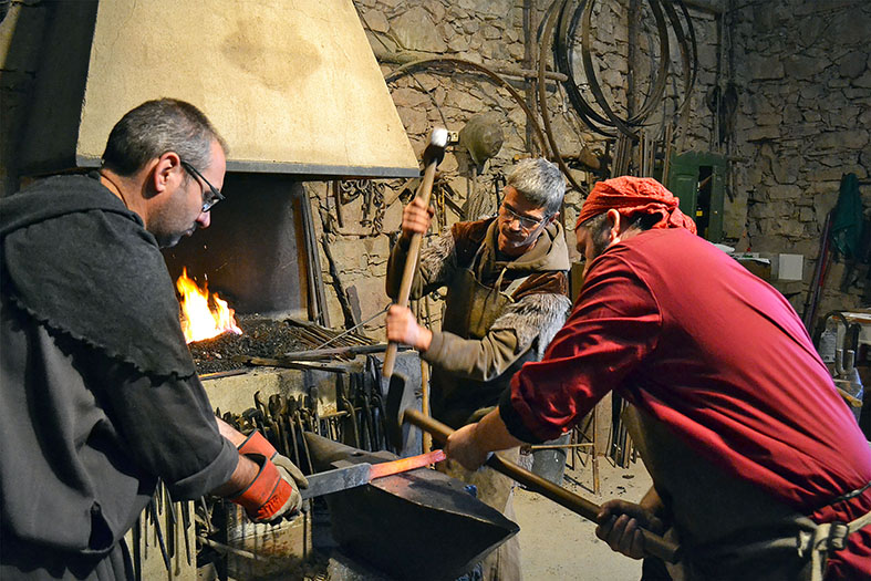 Activitat a la Ferreria de la 16a Fira Medieval d'Oficis al Poble Vell de SÃºria - Novembre de 2017.