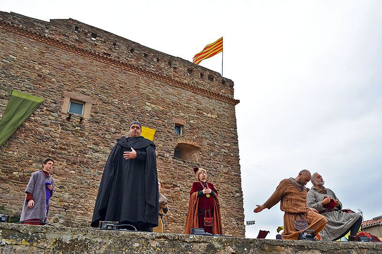 Escena de la primera representaciÃ³ de 'Salats!' a l'Era del Castell, durant la 16a Fira Medieval d'Oficis al Poble Vell de SÃºria - Novembre de 2017.