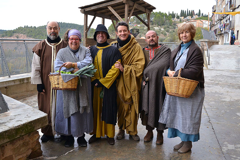 Personatges del Colâ€¢lectiu Jueus de l'Aixada a l'entorn de la galeria de la sal, dins de la 16a Fira Medieval d'Oficis al Poble Vell de SÃºria - Novembre de 2017.