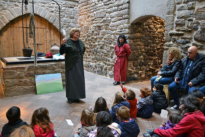 Conta-contes al Castell, dins de la 16a Fira Medieval d'Oficis al Poble Vell de SÃºria - Novembre de 2017.