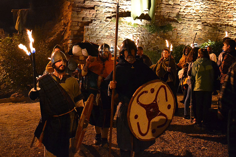 Comitiva fÃºnebre del cavaller vÃ­king, dins de la 16a Fira Medieval d'Oficis al Poble Vell de SÃºria - Novembre de 2017.