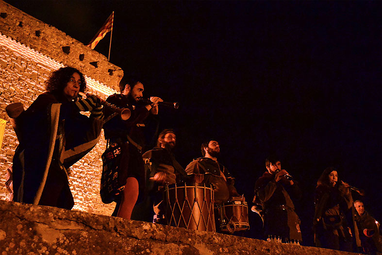 ActuaciÃ³ de Graiatus durant el funeral del cavaller vÃ­king, dins de la 16a Fira Medieval d'Oficis al Poble Vell de SÃºria - Novembre de 2017.