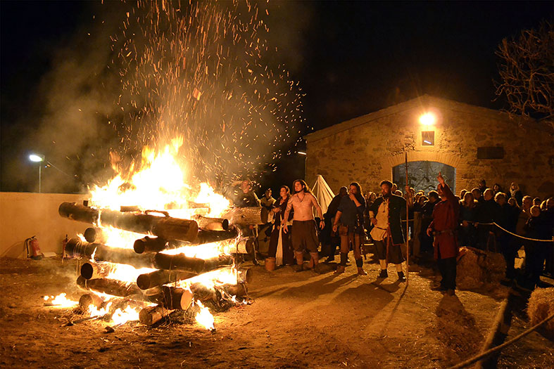 Pira funerÃ ria del cavaller vÃ­king a l'Era del Castell, dins de la 16a Fira Medieval d'Oficis al Poble Vell de SÃºria - Novembre de 2017.