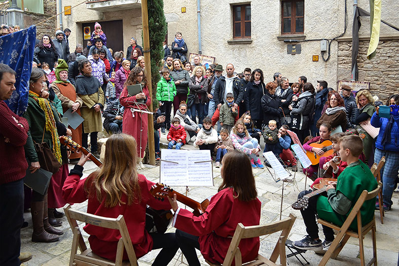 ActuaciÃ³ d'alumnes de l'Escola Municipal de MÃºsica, dins de la 16a Fira Medieval d'Oficis al Poble Vell de SÃºria - Novembre de 2017.