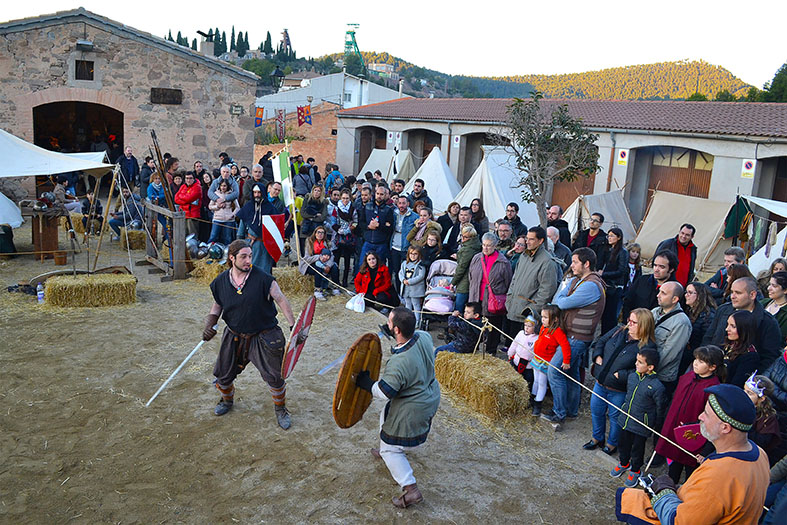 Combat de cavallers a l'Era del Castell, dins de la 16a Fira Medieval d'Oficis al Poble Vell de SÃºria - Novembre de 2017.