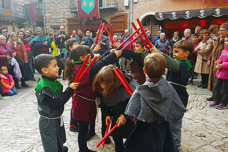 ActuaciÃ³ dels Bastoners de SÃºria, dins de la 16a Fira Medieval d'Oficis al Poble Vell de SÃºria (foto: Francisco Paniagua) - Novembre de 2017.