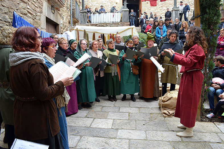 ActuaciÃ³ de la Coral SÃ²rissons, dins de la 16a Fira Medieval d'Oficis al Poble Vell de SÃºria - Novembre de 2017.