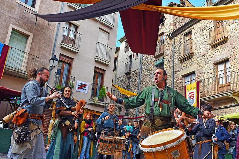 ActuaciÃ³ dels Berros de la Cort a la plaÃ§a Major del Poble Vell durant la 17a Fira Medieval dâ€™Oficis de SÃºria - Novembre de 2018.